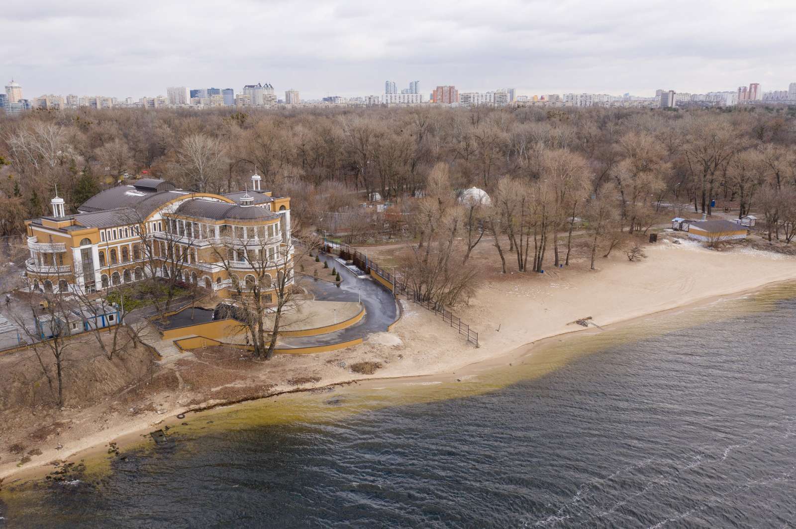Аренда уникального обьекта на берегу Днепра (1500кв.м.)