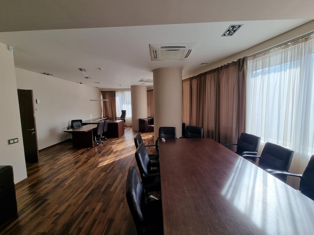 Аренда БЦ Карнеги 170 кв.м. Фасад. Мебель